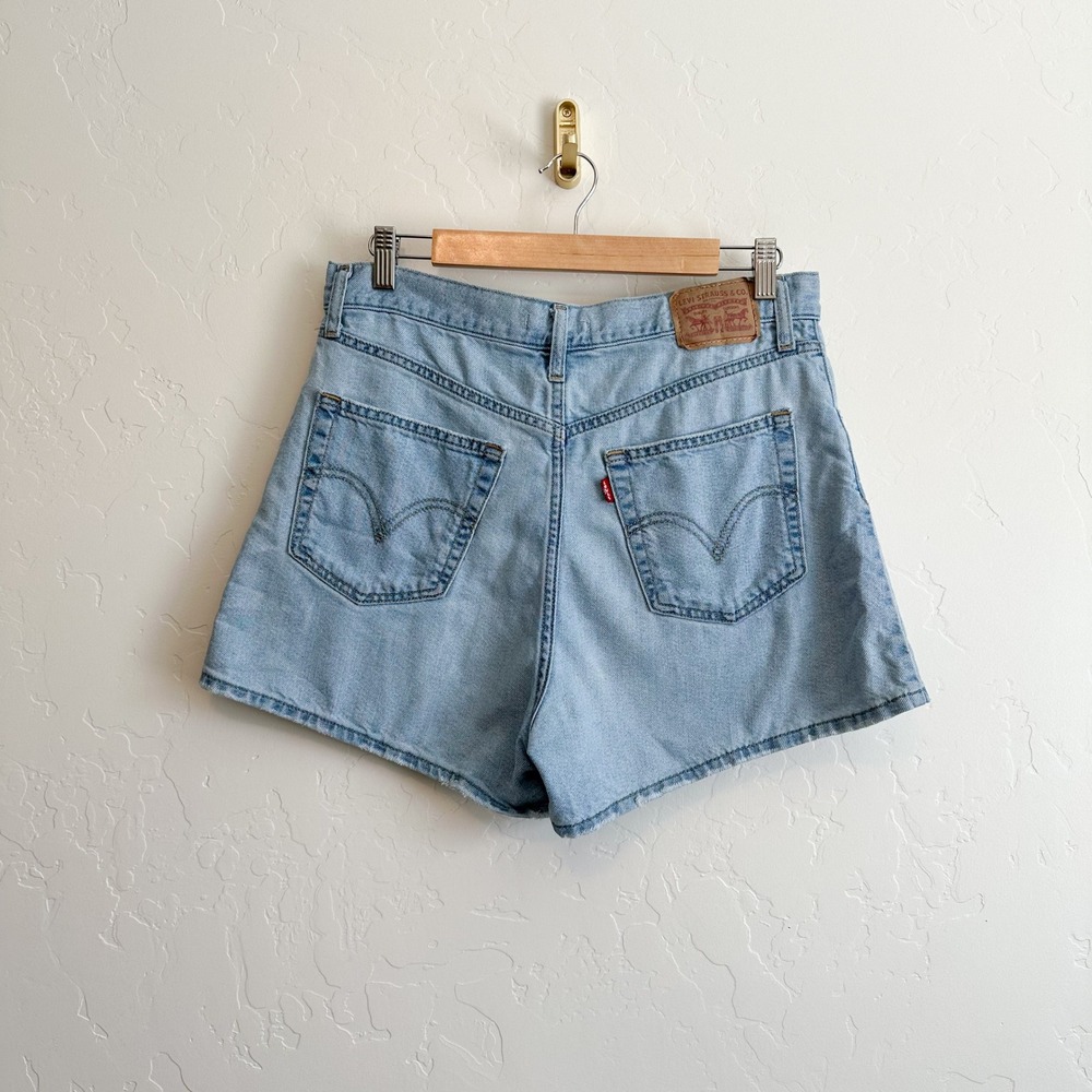 Levi's | High Waisted Cotton-Blend Mom Denim Shorts in Blue size 30 - Picture 4 of 9
